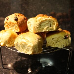 hot cross buns, freshly baked buns, currant buns